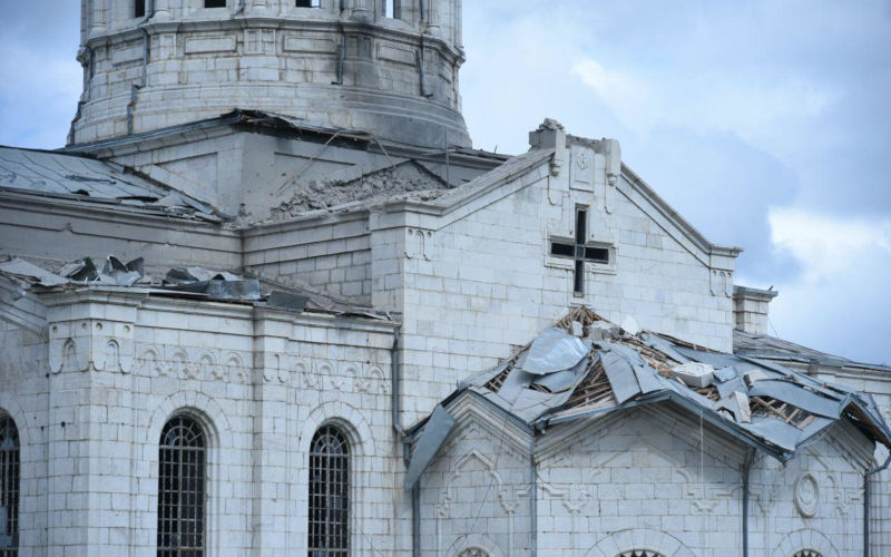 Haut-Karabakh - Une église lourdement bombardée à Chouchi, trois journalistes blessés